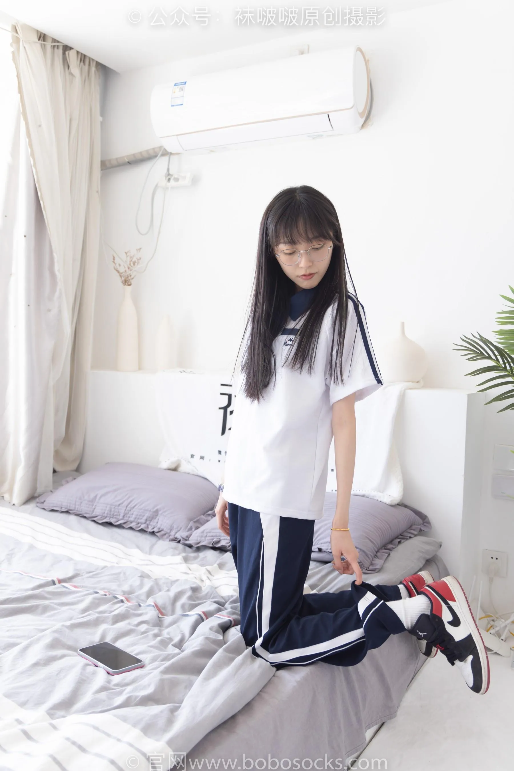 [BoBoSocks袜啵啵]NO.207 稚予-aj板鞋、白棉袜、油亮白丝、校服裤里丝 [87P]插图8